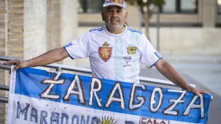 Carlos ‘Barrita’ posa con una camiseta pintada por él, con los colores del Zaragoza y de Argentina.