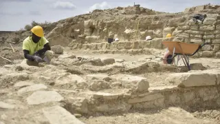 Excavaciones en la antigua aldea medieval de Fornillos de Violada aparecida durante las obras.