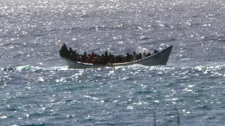 Imagen de archivo de un cayuco cargado de inmigrantes cerca de las costas de Tenerife.