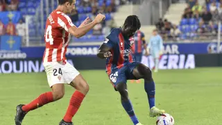 Obeng, ex del Oviedo y actualmente en el Huesca, retiene el balón durante el partido del domingo con el Sporting.