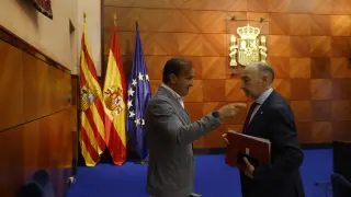 El concejal de Presidencia del Ayuntamiento de Zaragoza, Ángel Lorén, y el delegado del Gobierno en Aragón, Fernando Beltrán, este martes.