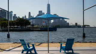 El condado de Manhattan en Nueva York cuenta desde este lunes con la primera playa pública en el parque del río Hudson