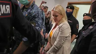 La periodista rusa Marina Ovsyannikova, en una imagen de archivo, tras conocer su arresto domiciliario.