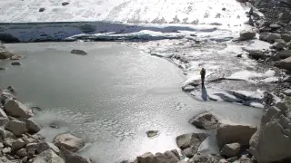 Vista del mayor de los ibones residuales del glaciar, limitado al sur por el escarpe de hielo originado tras el vaciado.