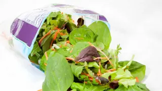 Las ensaladas en bolsa pueden estar contaminadas y muchos paquetes informan de que no es necesario lavar la lechuga.
