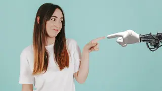 Chica tendiendo la mano a un robot