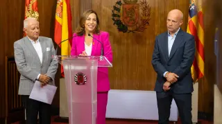 La alcaldesa de Zaragoza, Natalia Chueca, junto al profesor José Ramón Pin (izq.) y el concejal de Economía, Carlos Gimeno.