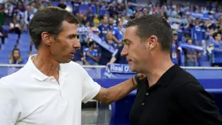 Cuco Ziganda se saluda con Luis Carrión, entrenador del Real Oviedo.