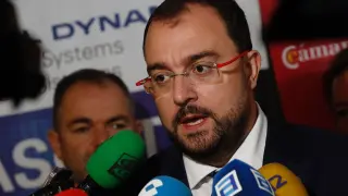 El presidente de Asturias Adrián Barbón atiende a los medios.