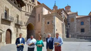 Los promotores, a ambos lados de la alcaldesa de Teruel, Emma Buj, tras la presentación del proyecto en 2022.