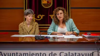 La concejal socialista Yolanda Júlvez y la portavoz del PSOE en Calatayud, Sandra Marín, durante la presentación de las propuestas