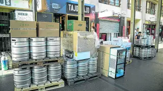 Preparativos de los bares de la plaza del Pilar, que ayer instalaron barras en la calle.