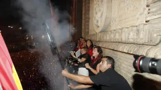 Momento del lanzamiento del cohete que ha abierto las Fiestas del Pilar