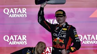 Verstappen celebrando su triunfo en lo alto del podio