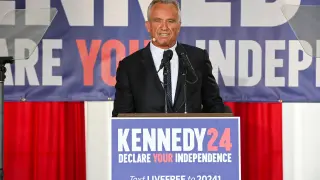 El candidato presidencial independiente de EE.UU., Robert F. Kennedy Jr, habla durante un mitin de campaña en el Centro Nacional de la Constitución de Filadelfia.