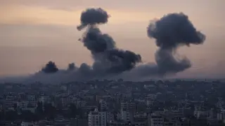 El humo se eleva después del ataque aéreo israelí en la Franja de Gaza este lunes, 9 de octubre de 2023.