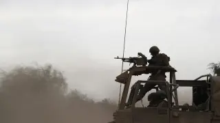 Soldados israelíes en vehículos militares maniobran en una zona a lo largo de la frontera con Gaza, sur de Israel.