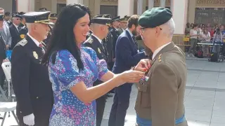 La alcaldesa de Huesca, Lorena Orduna, impone una de las condecoraciones en la Fiesta de la Policía Nacional el 3 de octubre.