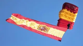 La cabo María del Carmen Gómez Hurtado será la primera mujer paracaidista en saltar con la bandera de España en el desfile del 12 de Octubre.