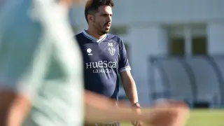 Adrián Sipán, durante el entrenamiento de este martes del Huesca en la Base Aragonesa de Fútbol.