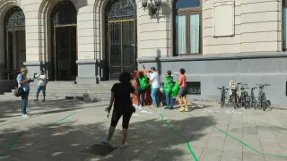 Escenificación llevada a cabo por CGT Enseñanza en la plaza de España de Zaragoza.