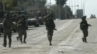 Soldados israelíes toman posición junto al kibutz de Kfar Aza, este lunes, cerca de la frontera con Gaza.