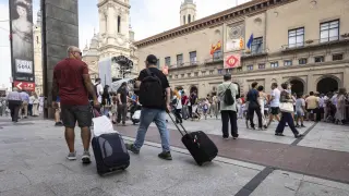 La llegada de turistas que acarrean maletas es constante a lo largo de toda la semana de las Fiestas del Pilar