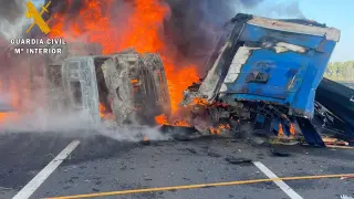 Los dos camiones accidentados se han incendiado.