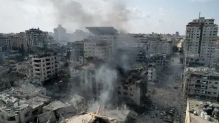Una columna de humo tras un bombardeo israelí que ha destruido varias casas en Gaza.
