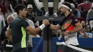 El búlgaro Grigor Dimitrov da la mano a Carlos Alcaraz tras vencerlo en la cuarta ronda del partido individual masculino en el torneo de tenis Masters de Shanghái.