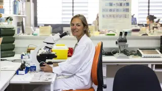 Cristina Seral, junto a uno de los microscopios del servicio de Microbiología del Hospital Clínico.