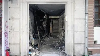 Estado en el que quedó el portal del edificio afectado por el fuego