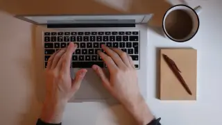 Imagen de recurso de un hombre ante un ordenador portátil