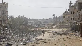 Un hombre camina por una calle destruida en Salahaddin en Rafah, en el sur de la franja de Gaza.