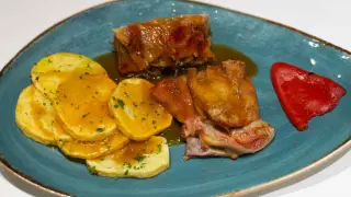 Paletilla de ternasco al horno con patatas a lo pobre, del restaurante La Rinconada de Lorenzo