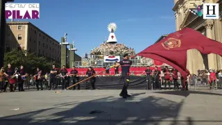 Los bomberos de Zaragoza ondean la bandera a los pies de la Virgen.