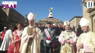 El cardenal portugués Américo entrega las flores a la Virgen del Pilar en Zaragoza