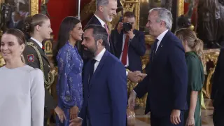 El presidente aragonés, Jorge Azcón, saluda a los reyes y la princesa Leonor en el besamanos organizado en el Palacio Real