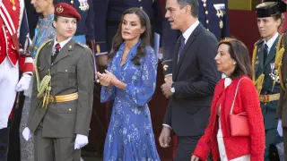 La princesa de Asturias, Leonor (i-d), la reina Letizia, el presidente del Gobierno, Pedro Sánchez, y la ministra de Defensa, Margarita Robles, a su llegada este jueves al desfile del Día de la Fiesta Nacional en Madrid