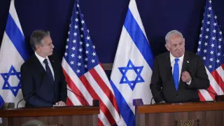 El Secretario de Estado de Estados Unidos, Antony Blinken, izquierda, y el Primer Ministro de Israel, Benjamin Netanyahu, hacen declaraciones a los medios de comunicación dentro del Kirya, que alberga el Ministerio de Defensa israelí.