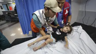 Un niño palestino herido en los bombardeos llega al hospital Shifa en Gaza