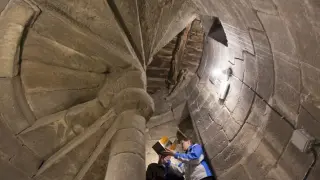 Las plantas de la Torre Gótica están comunicadas por una angosta escalera de caracol