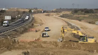 Trabajos de construcción en la A-22, paralela a la ronda norte de Huesca