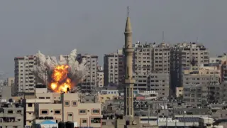 Columnas de humo y llamas de una explosión durante un ataque aéreo israelí.