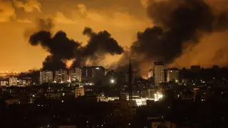 Columnas de humo al anochecer en la ciudad de Gaza