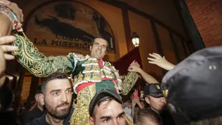 El diestro Emilio de Justo sale a hombros por la puerta grande tras el festejo taurino de la Feria del Pilar, este viernes en la plaza de toros de la Misericordia, en Zaragoza