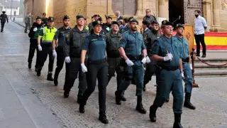 Desfile de efectivos de la Guardia Civil en la plaza de España de Alcañiz.