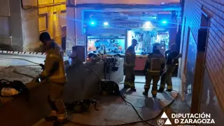 Imagen de la actuación de los bomberos de la Diputación de Zaragoza en el incendio de Gallur