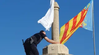 La Policía Local de Valencia retira una bandera con versículos del Corán que se ha colocado en las Torres de Serranos
