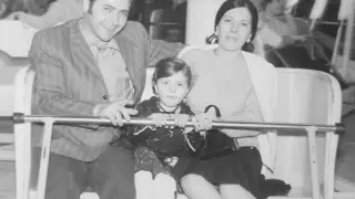 Reyes con sus padres José Luis y Margarita hacia 1970.